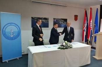 Predsjednik Vlade RH Andrej Plenković sa suradnicima na potpisivanju Ugovora o dodjeli bespovratnih sredstava ŽLU Vela Luka