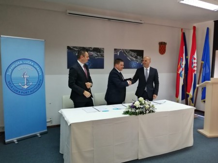 Predsjednik Vlade RH Andrej Plenković sa suradnicima na potpisivanju Ugovora o dodjeli bespovratnih sredstava ŽLU Vela Luka